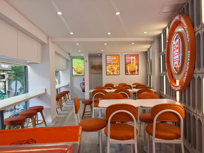 张亮麻辣烫引爆巴黎美食圈,国民快餐品牌展现强劲全球吸引力 张亮麻辣烫引爆巴黎美食圈,国民快餐品牌展现强劲全球吸引力