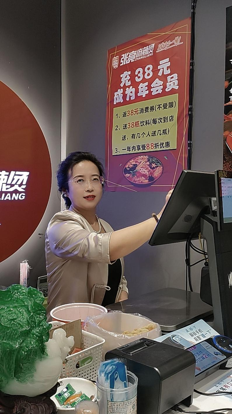 山西加盟业主张素琴：一位50岁女性创业者与张亮麻辣烫的十年共生
