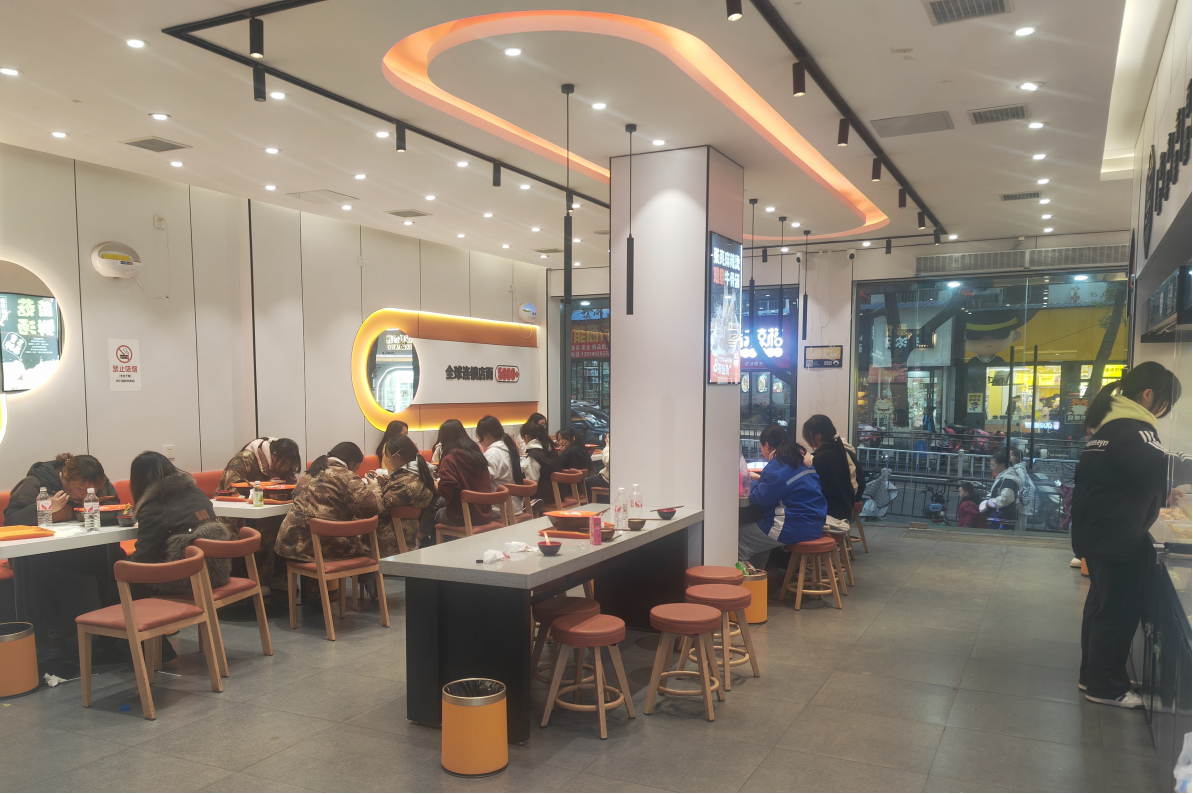 麻阳加盟商张建军：逆势扩张150㎡，用“大店思维”让张亮麻辣烫在县域称王