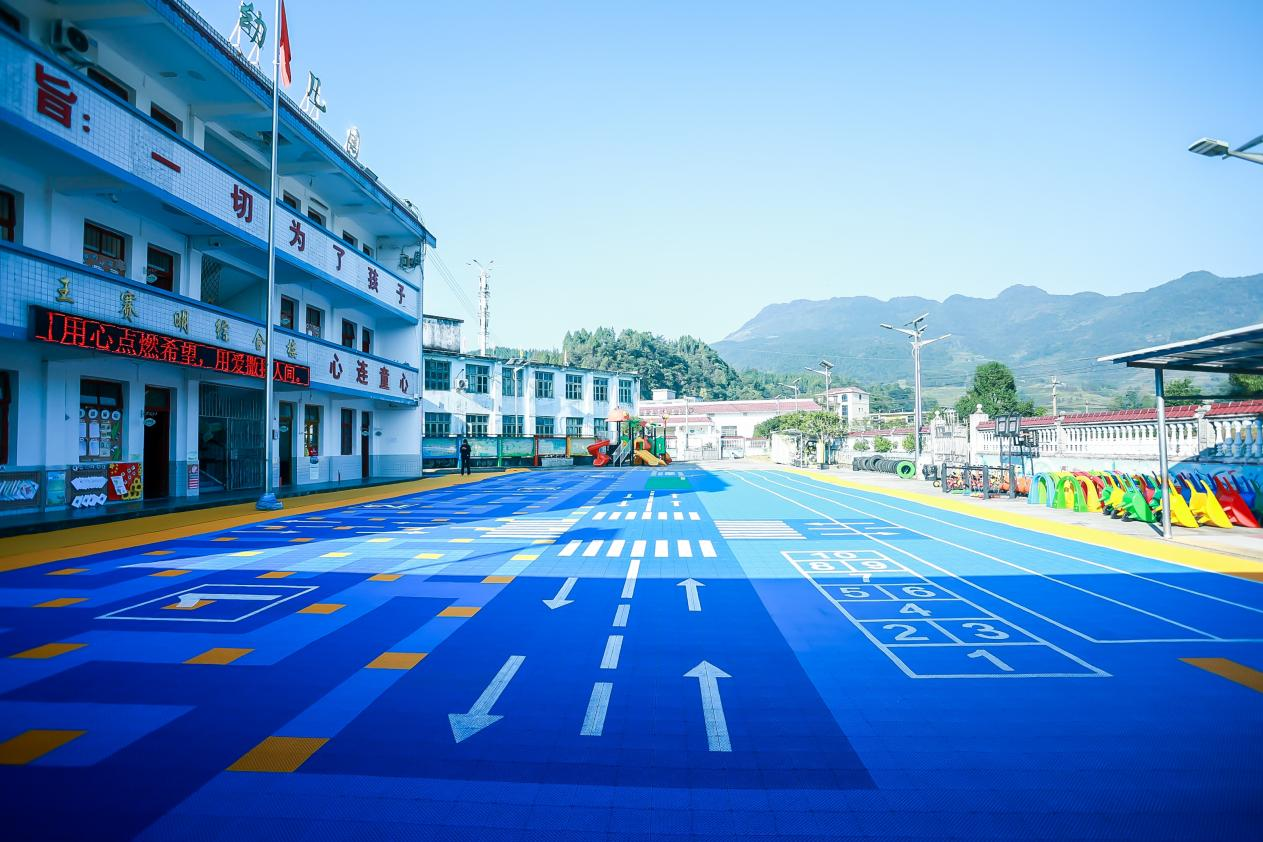 张亮麻辣烫捐建乡村儿童操场，用麻辣鲜香编织梦想乐园