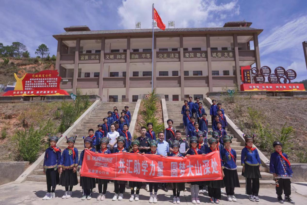 张亮麻辣烫荣获多项公益大奖，以爱之名点亮每一餐