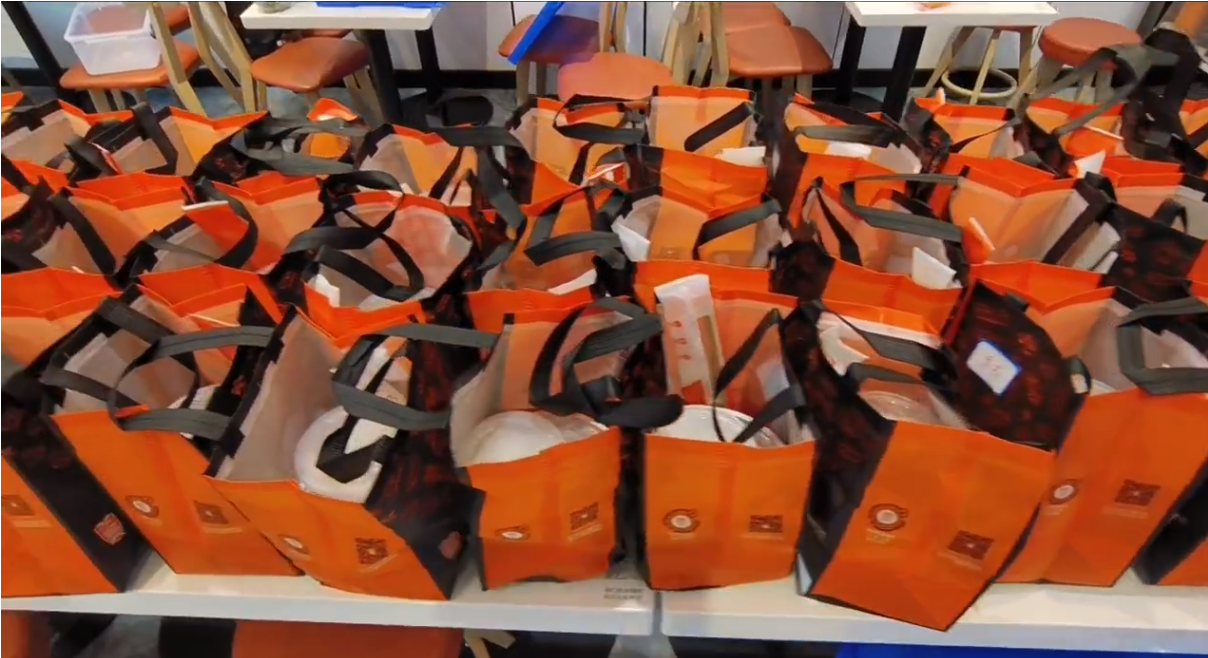 张亮麻辣烫送温暖爱心餐，呵护一线防疫工作者