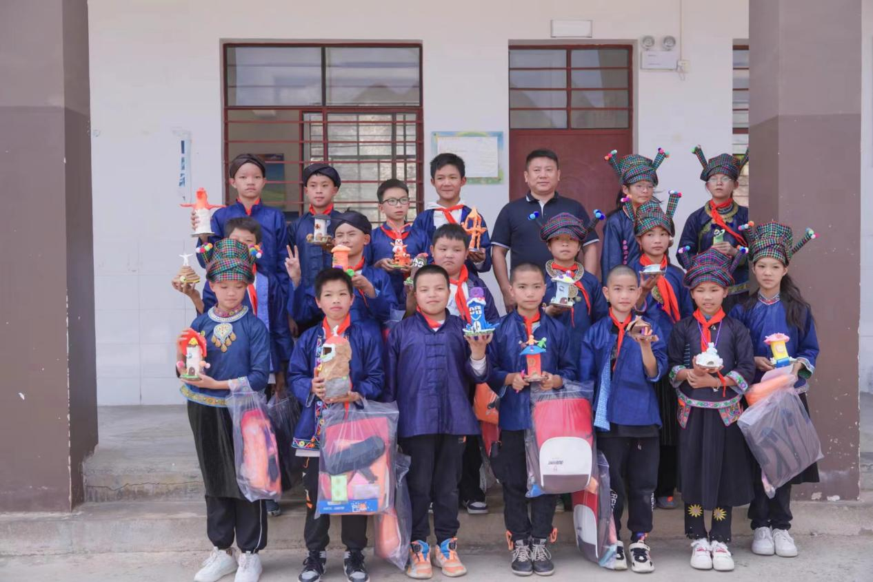 张亮麻辣烫云南山区爱心助学，用行动诠释公益精神