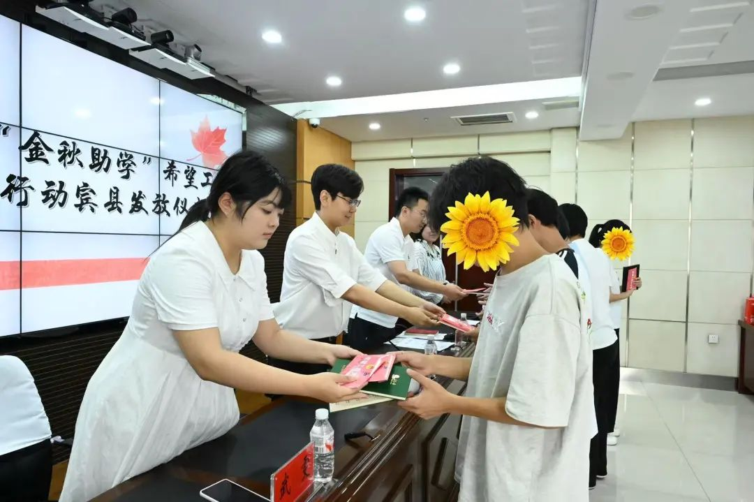 微光成炬，筑梦远航!张亮麻辣烫十余年爱心接力照亮大学路