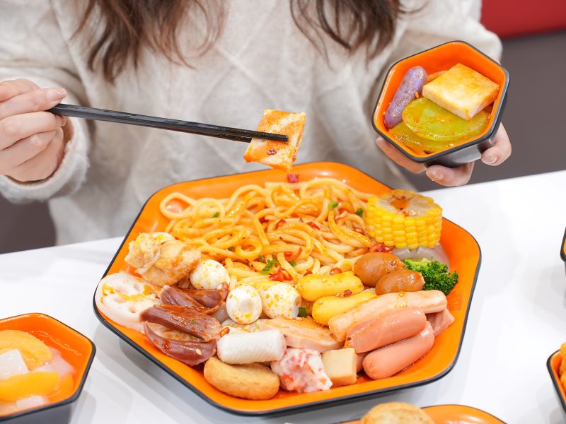 一碗好汤暖人心，张亮麻辣烫懂年轻人的味蕾与生活