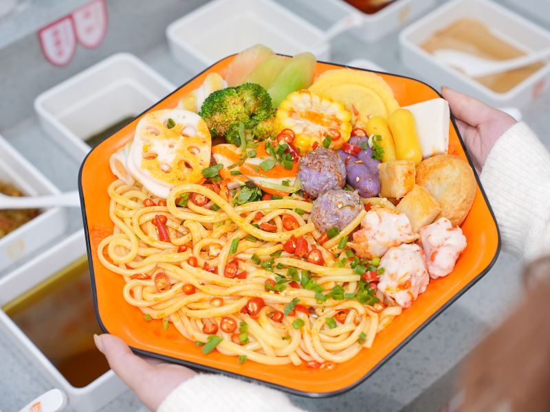 汤鲜料足!张亮麻辣烫承包年轻人的三餐四季