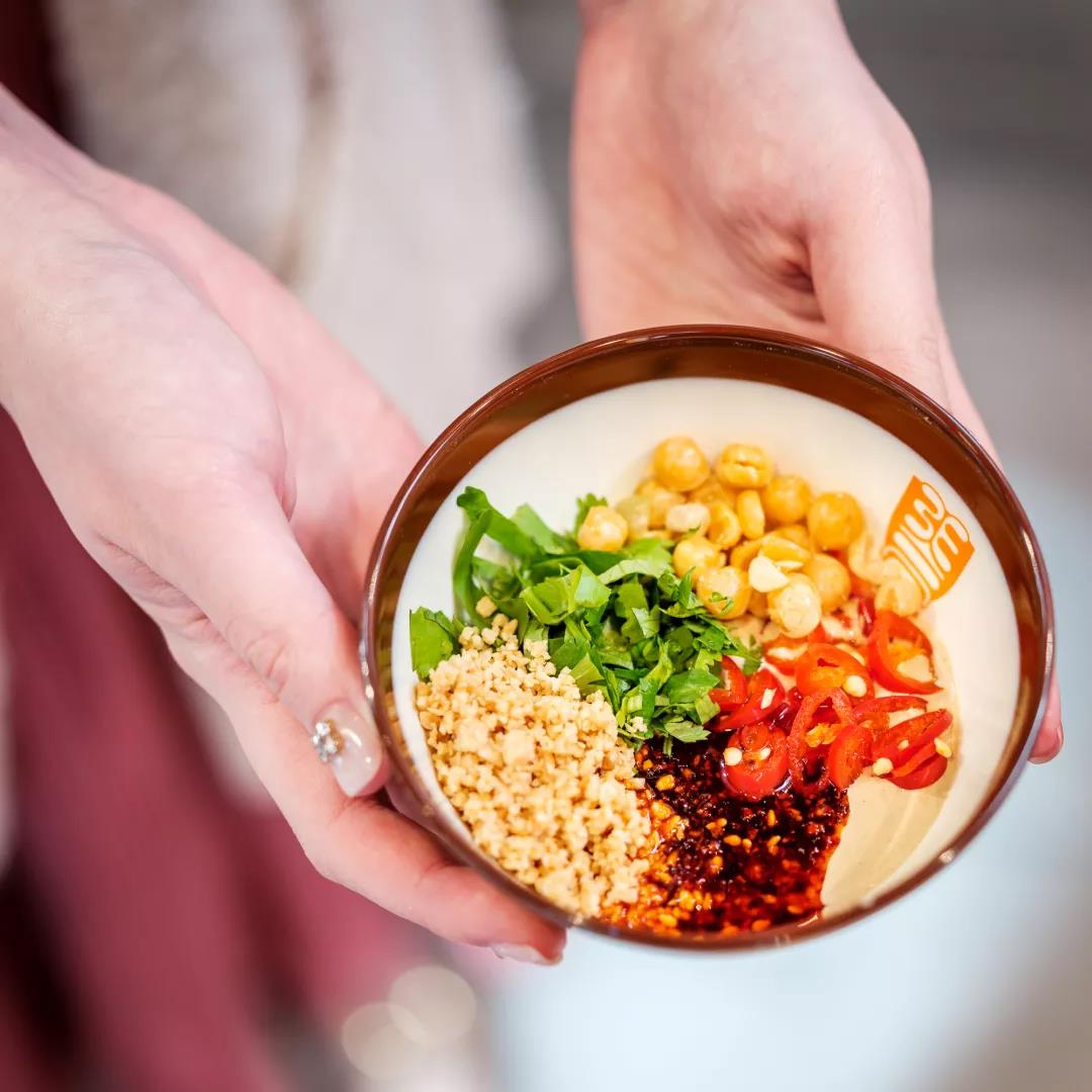 这碗“私人订制”的蘸料，藏着张亮麻辣烫的好吃奥义