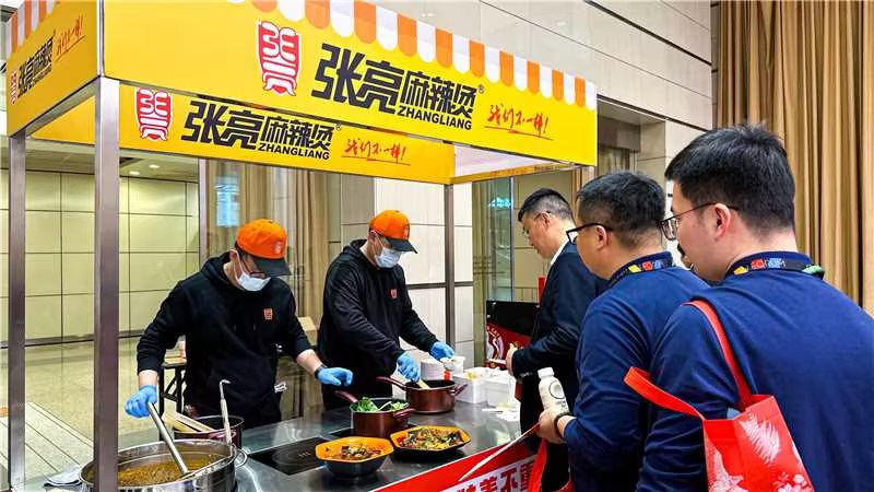 亮相CCFA中国连锁餐饮峰会，张亮麻辣烫小餐车“摆摊营业”