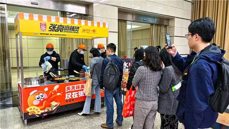 亮相CCFA中国连锁餐饮峰会，张亮麻辣烫小餐车“摆摊营业”