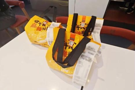 张亮麻辣烫联名电影《逆行人生》，全国6000家门店抽奖送影票!