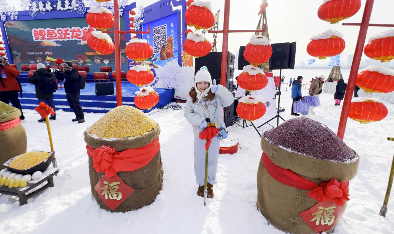 张亮麻辣烫亮相哈尔滨采冰节美食集，热辣美味燃冬暖身!