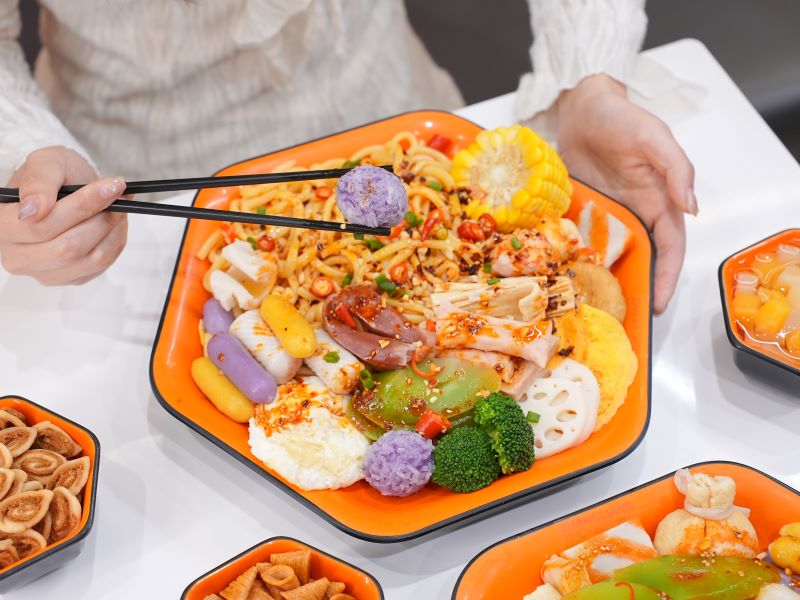 开什么样的餐饮店盈利能力更强？麻辣烫赛道潜力解析