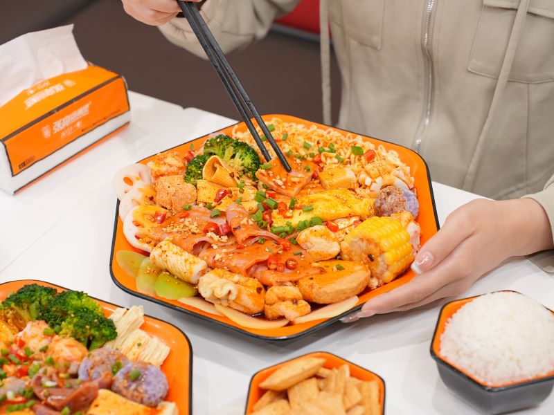 麻辣烫创业成本全解析：从开店到运营的财务指南