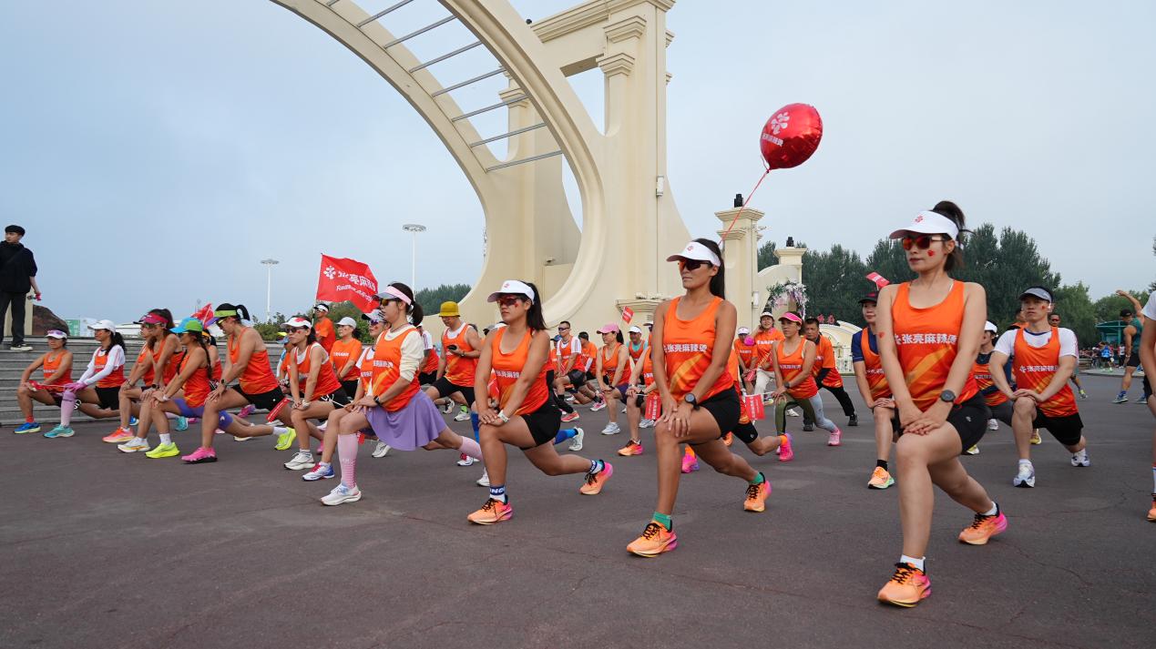 张亮麻辣烫助力2025哈尔滨马拉松 点亮赛道流水席