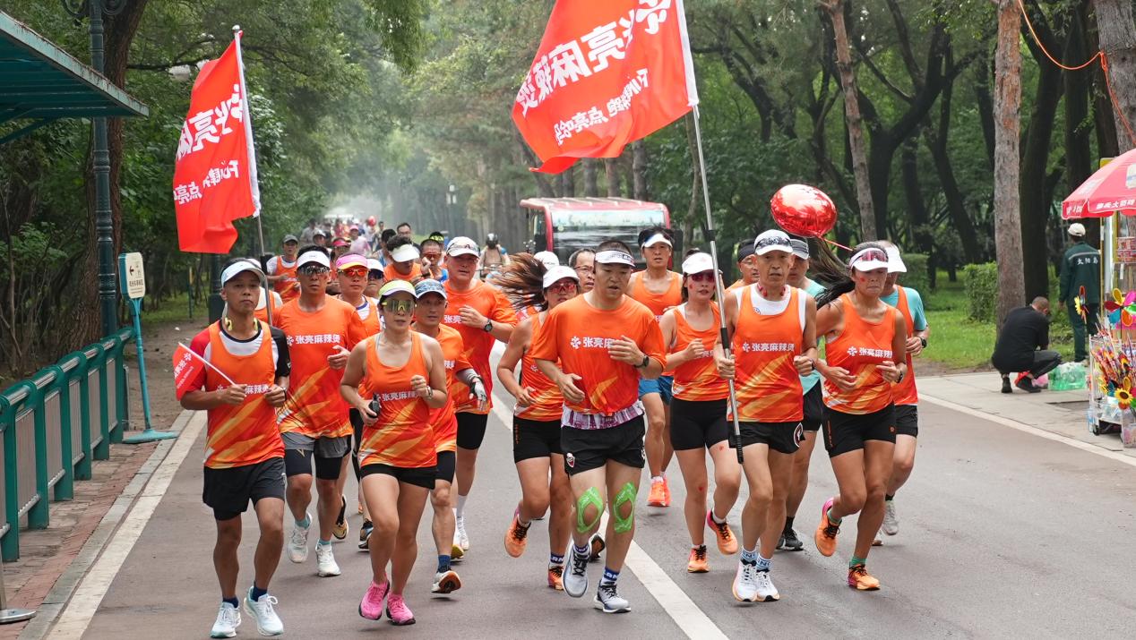 张亮麻辣烫助力2025哈尔滨马拉松 点亮赛道流水席