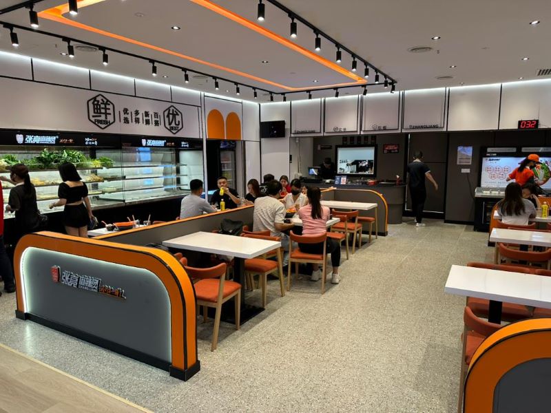 当麻辣烫遇上张亮 这碗汤底里藏着多少生意经 当麻辣烫遇上张亮 这碗汤底里藏着多少生意经