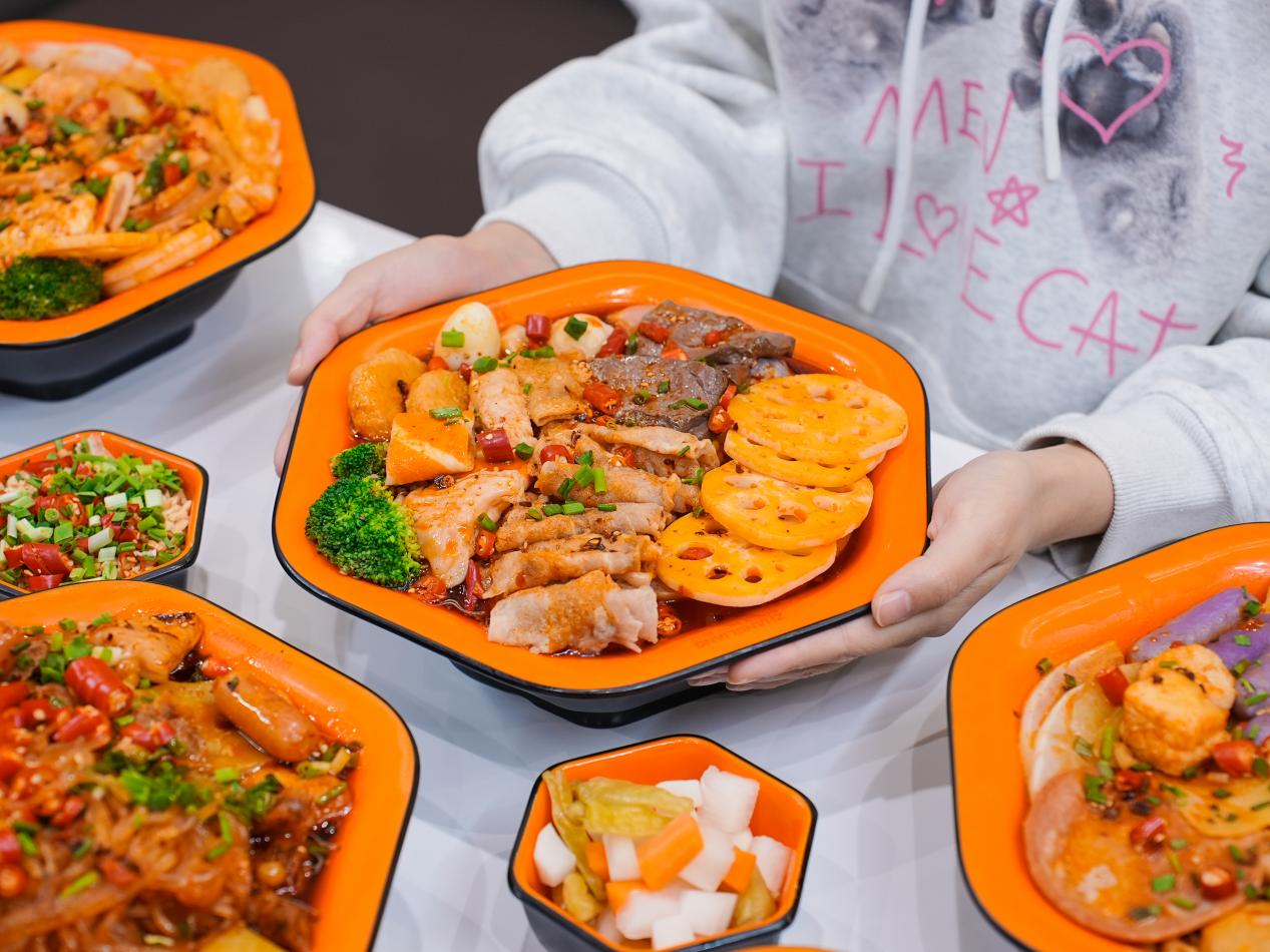 现熬骨汤,暖透寒冬 | 冬天第一碗就吃张亮麻辣烫 现熬骨汤,暖透寒冬 | 冬天第一碗就吃张亮麻辣烫