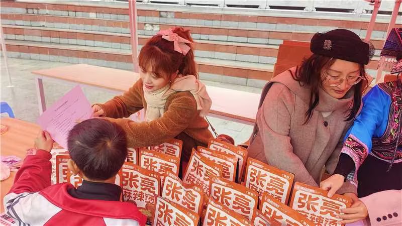 绿茵赛场 反诈同行｜张亮麻辣烫携手饿了么，助力普安校园足球赛及反诈宣传