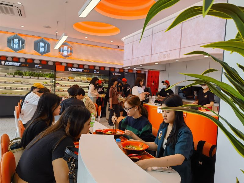 潮搭潮吃|张亮麻辣烫，解锁年轻人社交打卡新地标